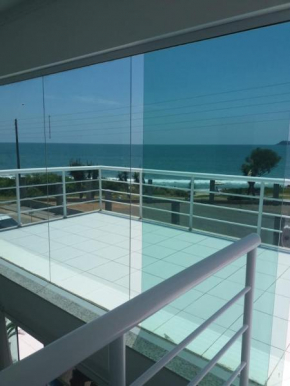 CASA DE VIDRO PERFEITA A 25 METROS DA PRAIA, Penha